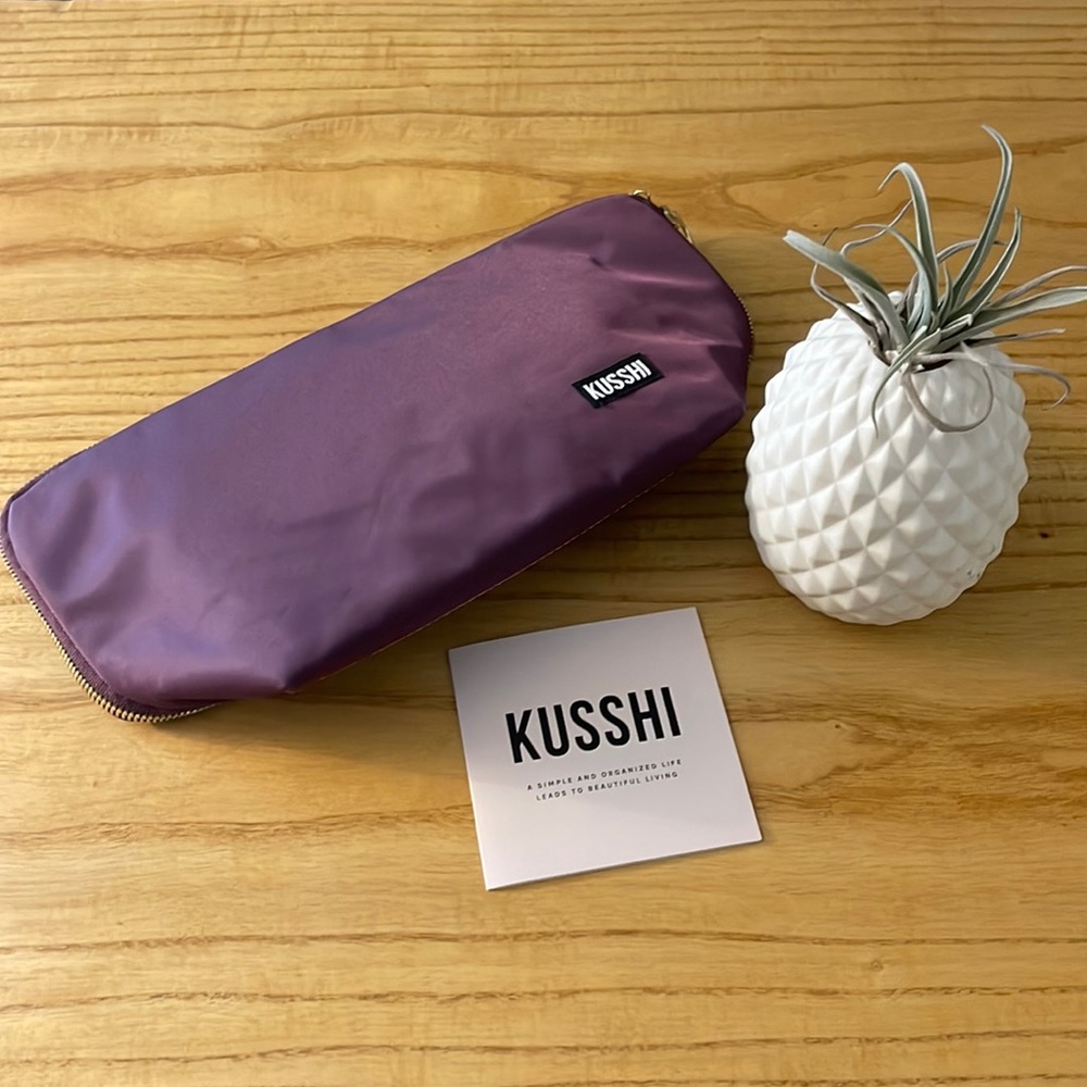 BNWT Kusshi Signature Cosmetic in Plum